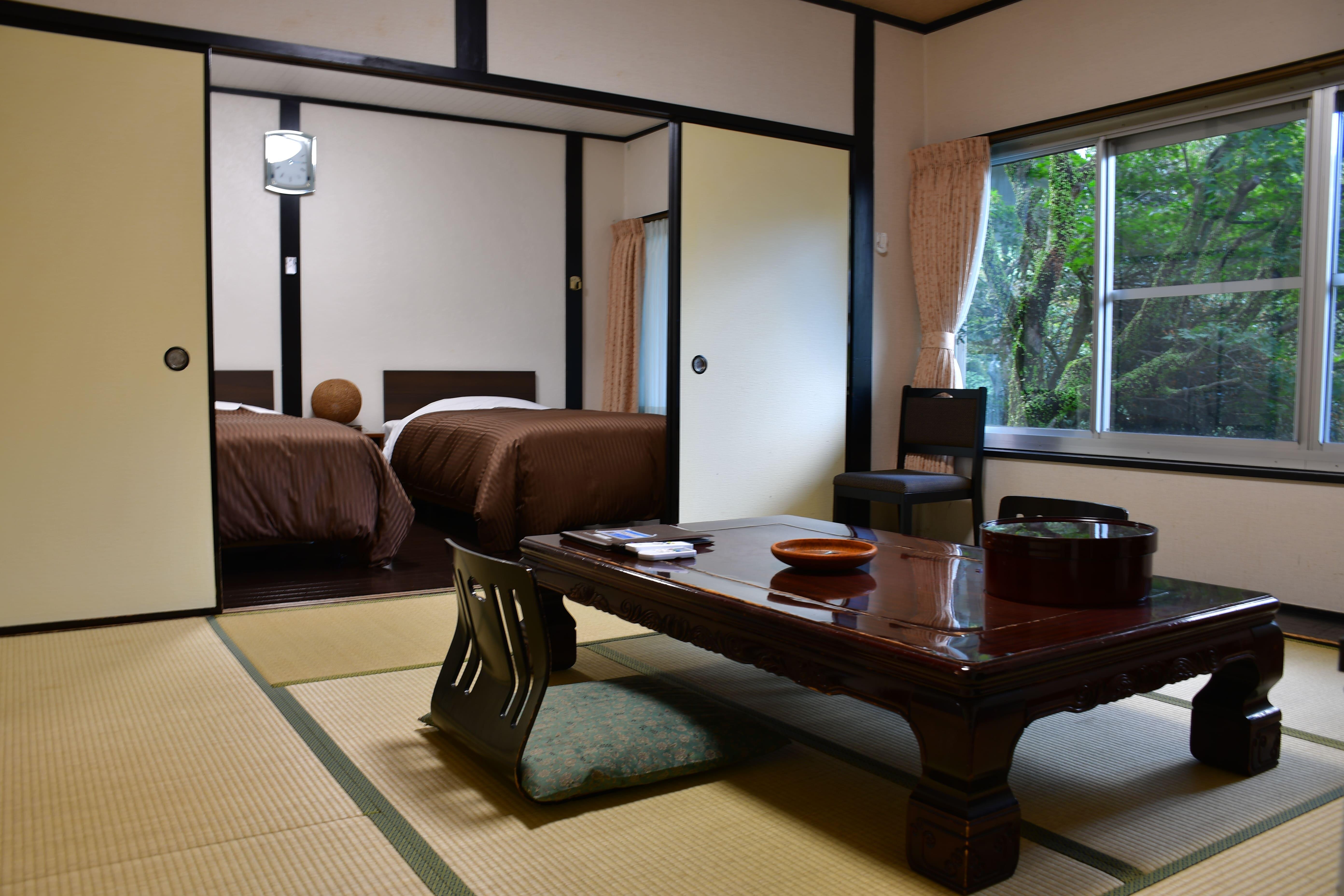 和洋室　和室8畳＋洋室（ツインベッド）