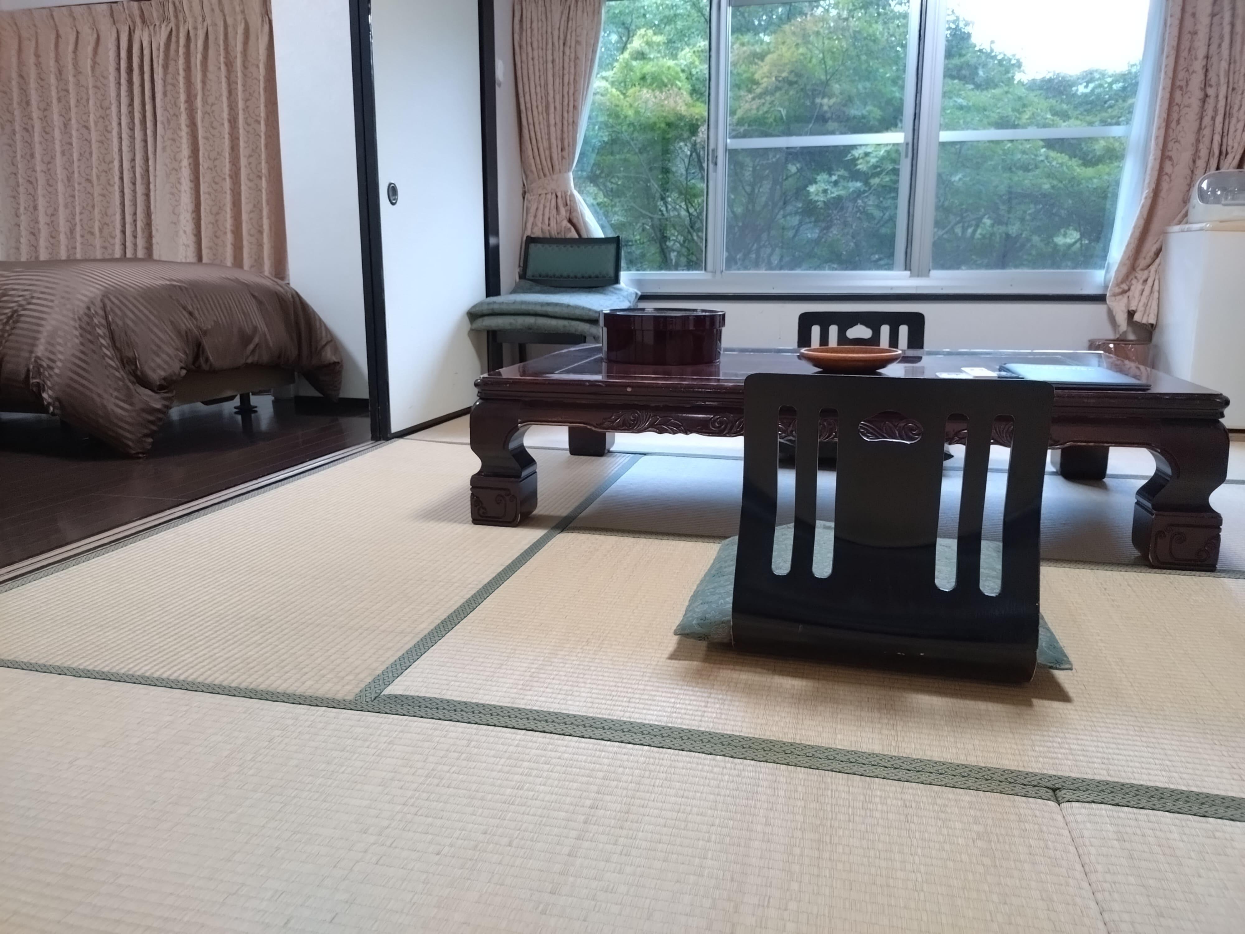 和洋室　和室8畳＋洋室（ツインベッド）