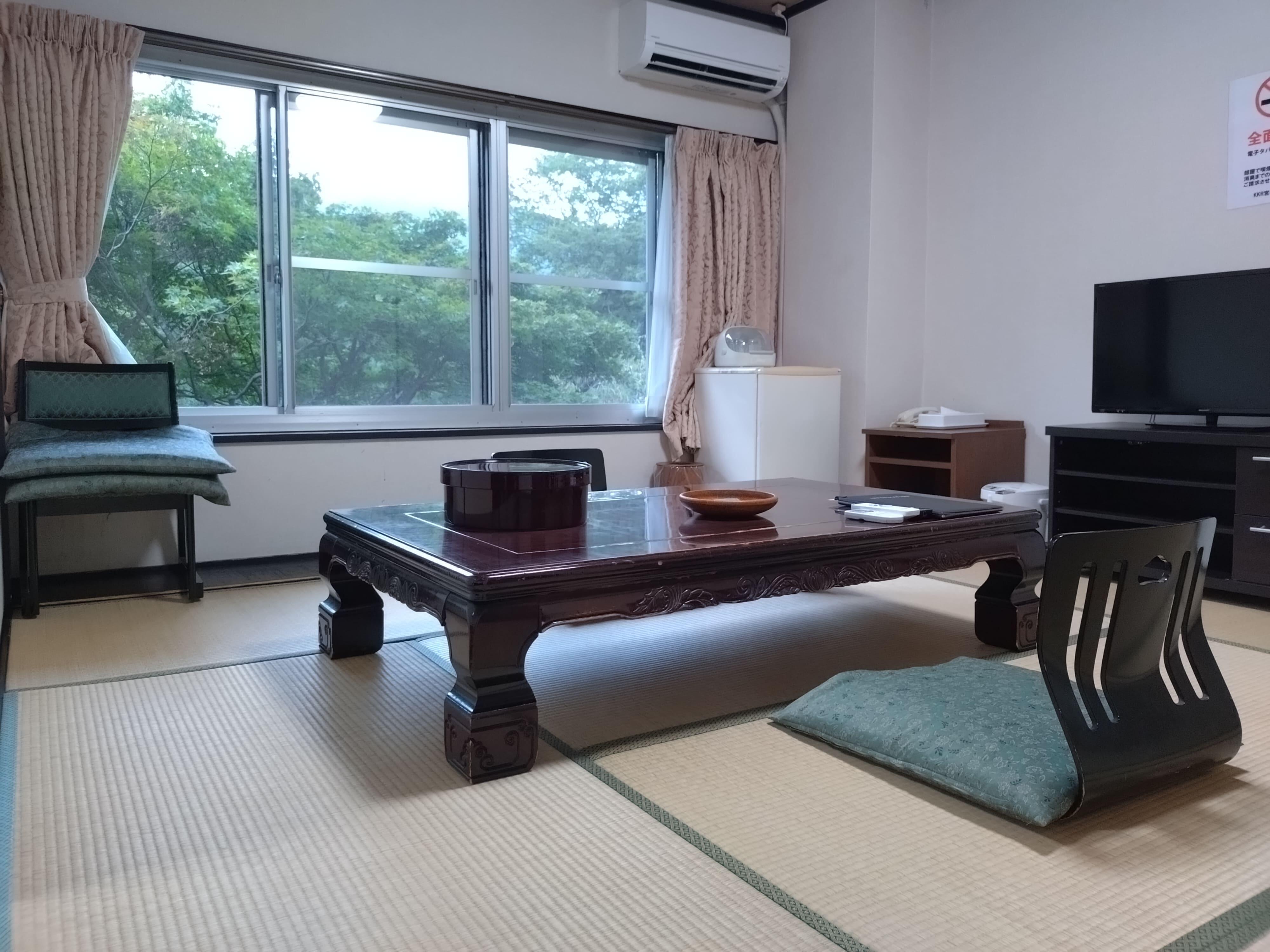 和洋室　和室8畳＋洋室（ツインベッド）